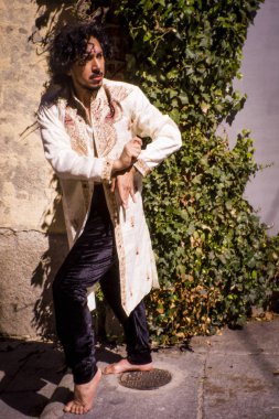 Bollywood dansçı sakal ve siyah kıvırcık saç