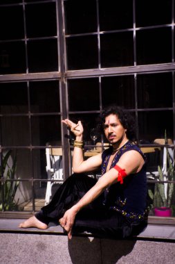 Bollywood dansçı sakal ve siyah kıvırcık saç