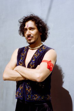 Bollywood dansçı sakal ve siyah kıvırcık saç