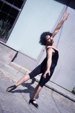 Siyah tek parça streç giysi ve bale ipuçları ile dansçı