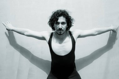 Siyah tek parça streç giysi ve bale ipuçları ile dansçı