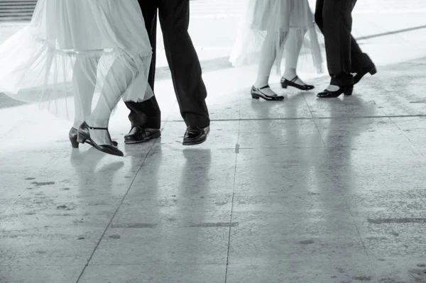 Pareja de bailarines de salón bailando —  Fotos de Stock