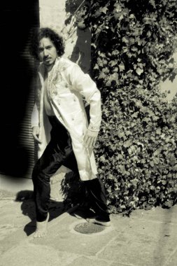 Bollywood dansçı sakal ve siyah kıvırcık saç