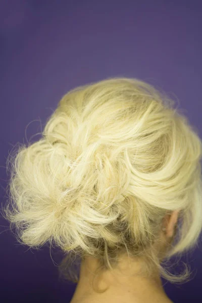 Beyaz saçlı çekici orta yaşlı kadın — Stok fotoğraf