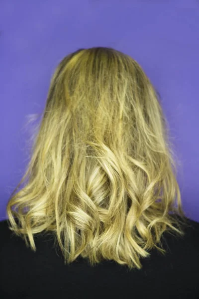 Портрет блондинки с видом хиппи — стоковое фото