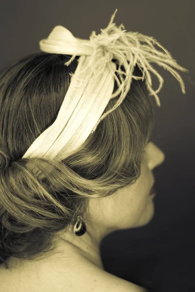 Retrato de mujer madura peinada y confeccionada estilo años cuarenta —  Fotos de Stock