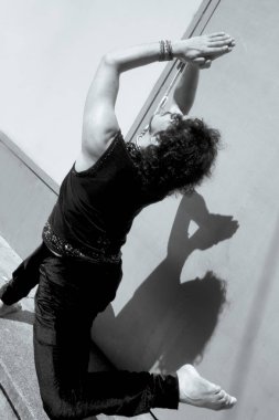 Bollywood dansçı sakal ve siyah kıvırcık saç