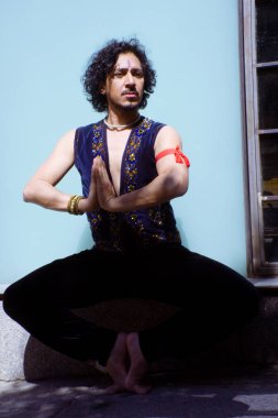 Bollywood dansçı sakal ve siyah kıvırcık saç