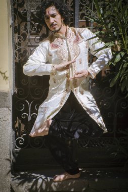 Bollywood dansçı sakal ve siyah kıvırcık saç