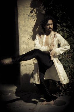 Bollywood dansçı sakal ve siyah kıvırcık saç