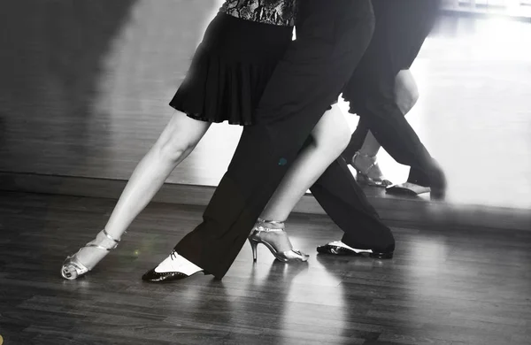 Мужские и женские ноги танцуют латинские ритмы и качели — стоковое фото
