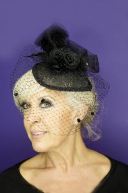 Platin sarı saçlı ve düğün başlığı ile Middleaged kadın