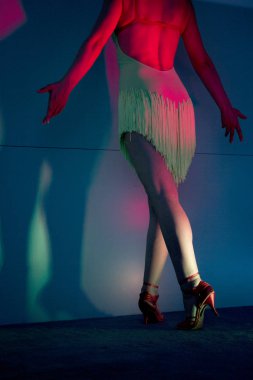 Salsa dansına kadının bacakları