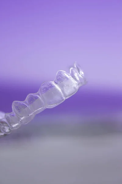 Невидимый зубной фиксатор с одной рукой — стоковое фото