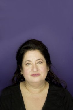 Uzun kahverengi saçlı ve kıvırcık orta yaşlı kadın