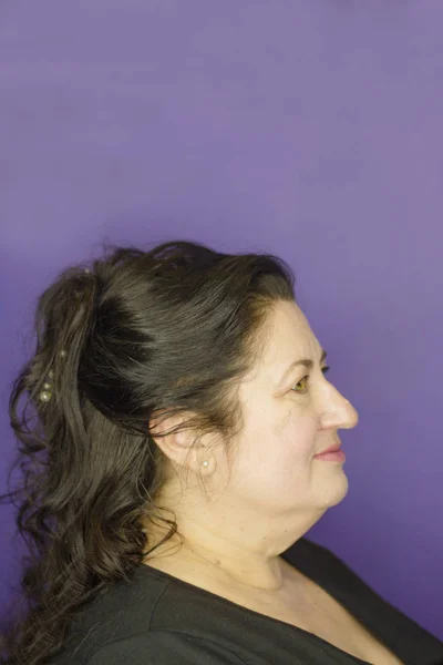 Medelålders kvinna med långt brunt hår och lockigt — Stockfoto