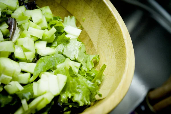 Бамбуковая чаша с зеленым салатом — стоковое фото