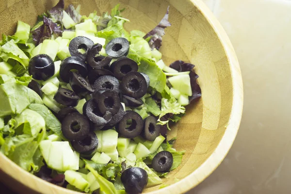 Bol en bambou avec salade verte — Photo