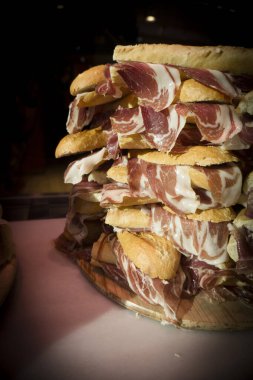 Serrano jambonlu sandviçler yığıldı. Kimse yok.
