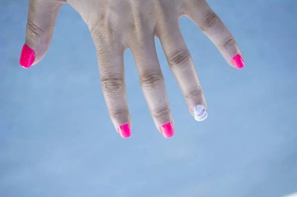 Mano Mujer Mostrando Manicura Semipermanente Color Rosa —  Fotos de Stock