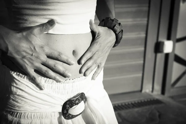 手に女性の健康症状の平らな胃 — ストック写真