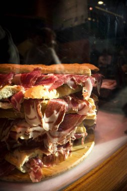 Serrano jambonlu sandviçler yığıldı. Kimse yok.