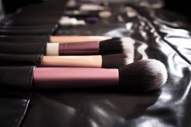 Yüz makyajı, göz farı ve makyaj fırçaları. Kimse yok.