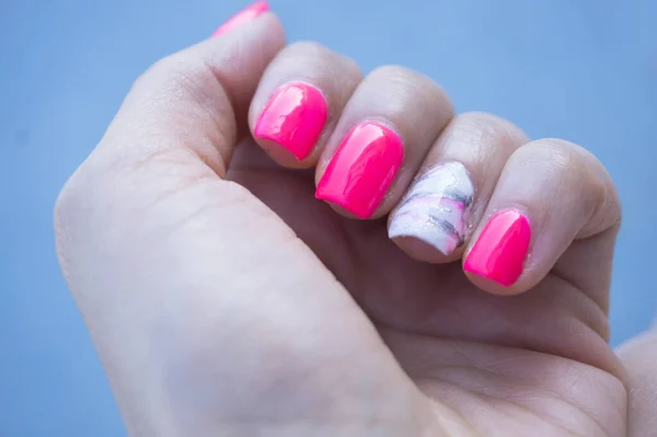 Mão Feminina Mostrando Sua Manicure Semipermanente Cor Rosa — Fotografia de Stock
