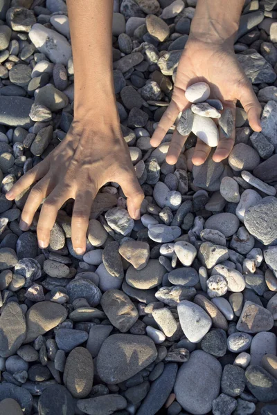 Mulher Mãos Tocando Pedras Praia Pedras Cinzentas — Fotografia de Stock
