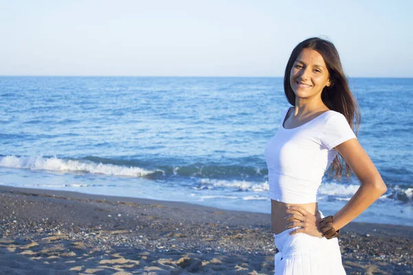 Mulher Vestida Branco Descalço Areia Praia Sorrindo — Fotografia de Stock