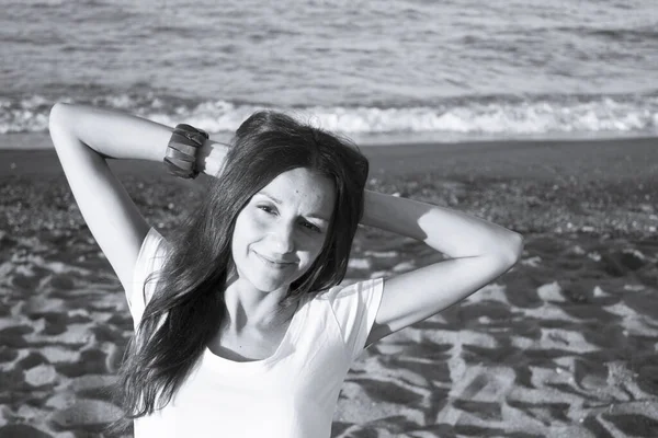 Plajda Beyaz Tişörtlü Kolları Boynunda Olan Bir Kız Çok Mutluyum — Stok fotoğraf