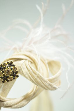 İzole edilmiş arka planda kadın saçı için adres. Kimse yok.