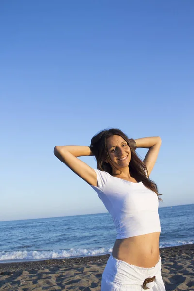 Menina Com Shirt Branca Praia Seus Braços Pescoço Muito Feliz — Fotografia de Stock