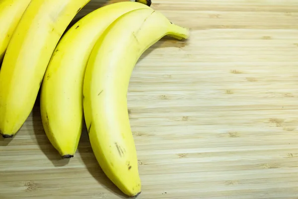 Различные Неочищенные Бананы Деревянной Доске Людей — стоковое фото