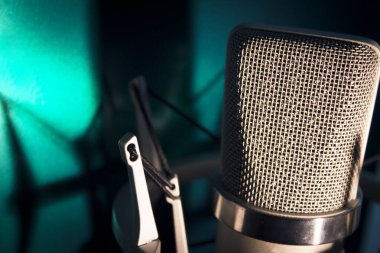 Siyah ve mavi arka planda profesyonel mikrofon gümüşü