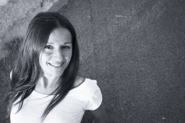 Mutlu yüzlü genç bir kadının portresi. Yeşil arkaplan