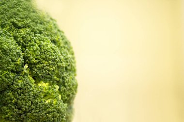 Tahta kesme tahtasında çiğ brokoli. Kimse yok.