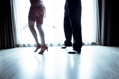 Erkek ve kadın salsa dansçılarının bacakları. Devam et..