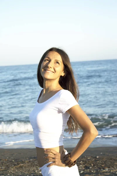 Mulher Vestida Branco Descalço Areia Praia Sorrindo — Fotografia de Stock