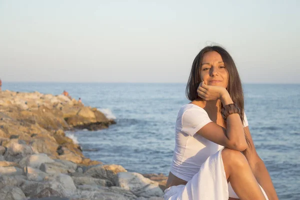 Mulher Vestido Branco Praia Com Expressão Feliz — Fotografia de Stock