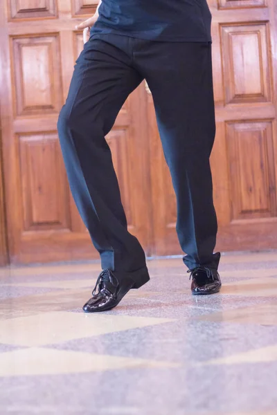 Piernas Bailarín Movimiento Vestido Negro — Foto de Stock