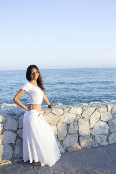 Vrouw Witte Jurk Het Strand Met Vrolijke Uitdrukking — Stockfoto