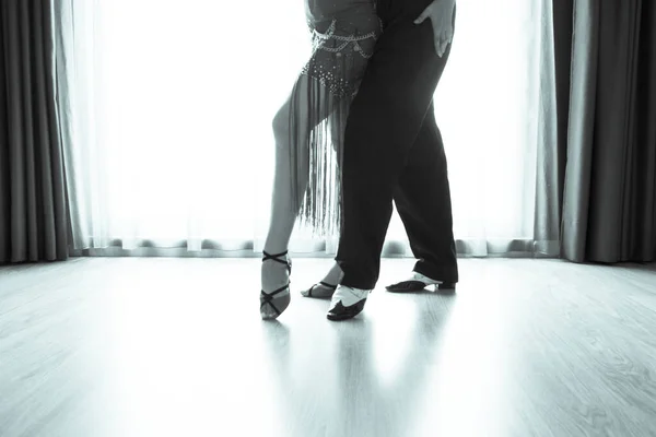 男人和女人的腿拉丁莎莎舞 — 图库照片