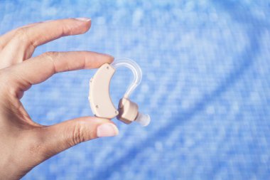 İşitme engelli insanlar için işitme cihazı