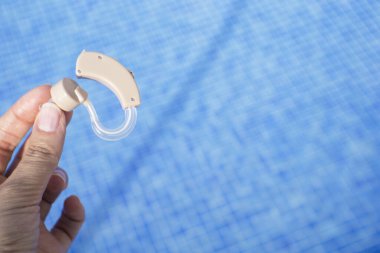 İşitme engelli insanlar için işitme cihazı