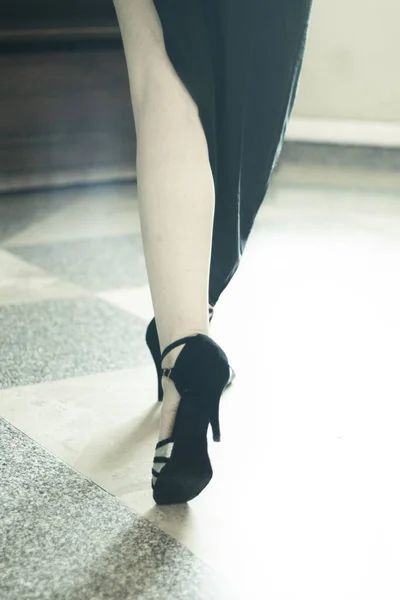 Ноги Сексуальной Танцовщицы Танго Позе — стоковое фото