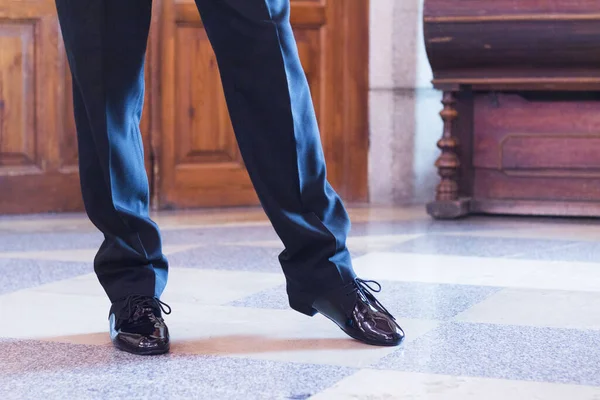 Hombre Los Pies Vestido Negro Moviéndose — Foto de Stock