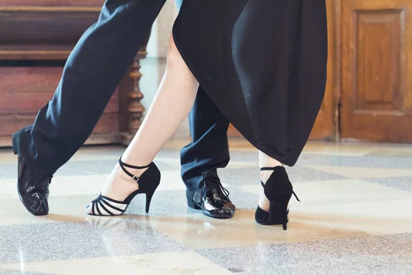 Benen Van Een Dansende Argentijnse Tango Zwarte Schoenen — Stockfoto