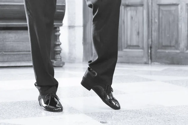 Füße Mann Schwarz Gekleidet Umzug — Stockfoto