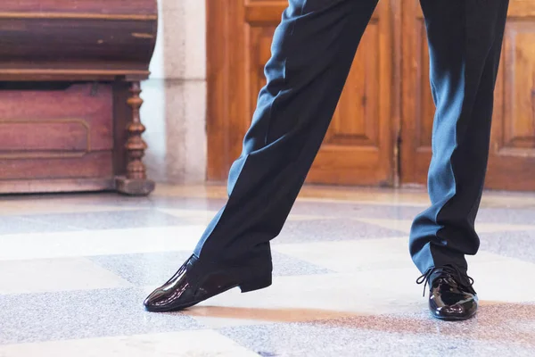 Hombre Los Pies Vestido Negro Moviéndose — Foto de Stock